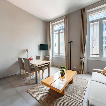 Apartment Beautiful 2 Bedroom In The Heart Of
